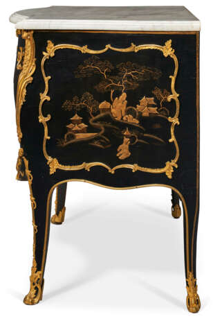 A LOUIS XV ORMOLU-MOUNTED BLACK AND GILT VERNIS-DECORATED COMMODE - Foto 4