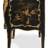 A LOUIS XV ORMOLU-MOUNTED BLACK AND GILT VERNIS-DECORATED COMMODE - photo 4