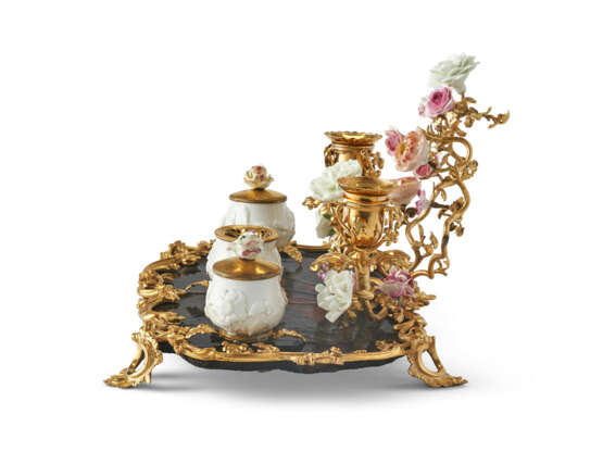 A LOUIS XV ORMOLU-MOUNTED, FRENCH PORCELAIN AND LACQUER ENCRIER - фото 5