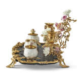 A LOUIS XV ORMOLU-MOUNTED, FRENCH PORCELAIN AND LACQUER ENCRIER - Foto 5