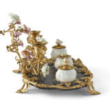 A LOUIS XV ORMOLU-MOUNTED, FRENCH PORCELAIN AND LACQUER ENCRIER - Foto 6