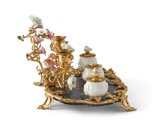 A LOUIS XV ORMOLU-MOUNTED, FRENCH PORCELAIN AND LACQUER ENCRIER - фото 6