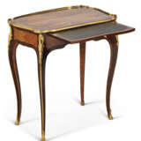 A LOUIS XV ORMOLU-MOUNTED AMARANTH, BOIS SATINE, TULIPWOOD AND MARQUETRY TABLE A ECRIRE - Foto 1