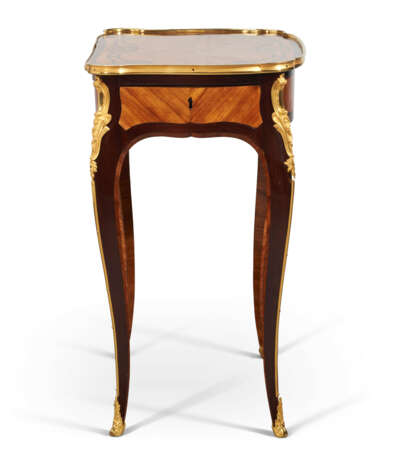 A LOUIS XV ORMOLU-MOUNTED AMARANTH, BOIS SATINE, TULIPWOOD AND MARQUETRY TABLE A ECRIRE - Foto 2