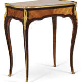 A LOUIS XV ORMOLU-MOUNTED AMARANTH, BOIS SATINE, TULIPWOOD AND MARQUETRY TABLE A ECRIRE - Foto 3