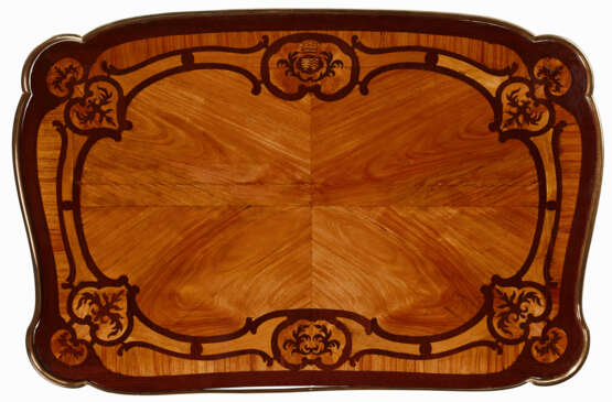 A LOUIS XV ORMOLU-MOUNTED AMARANTH, BOIS SATINE, TULIPWOOD AND MARQUETRY TABLE A ECRIRE - Foto 6