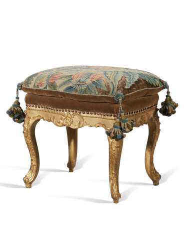 A PAIR OF LOUIS XV GILTWOOD TABOURETS - photo 2