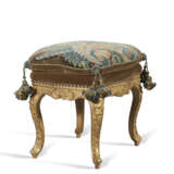 A PAIR OF LOUIS XV GILTWOOD TABOURETS - Foto 3