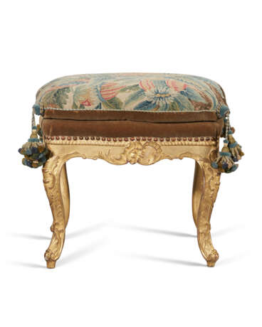 A PAIR OF LOUIS XV GILTWOOD TABOURETS - Foto 4