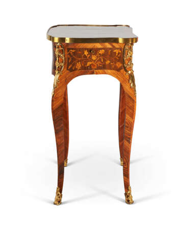 A LOUIS XV ORMOLU-MOUNTED TULIPWOOD, KINGWOOD, AMARANTH AND MARQUETRY TABLE A ECRIRE - photo 2