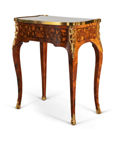 A LOUIS XV ORMOLU-MOUNTED TULIPWOOD, KINGWOOD, AMARANTH AND MARQUETRY TABLE A ECRIRE - photo 3