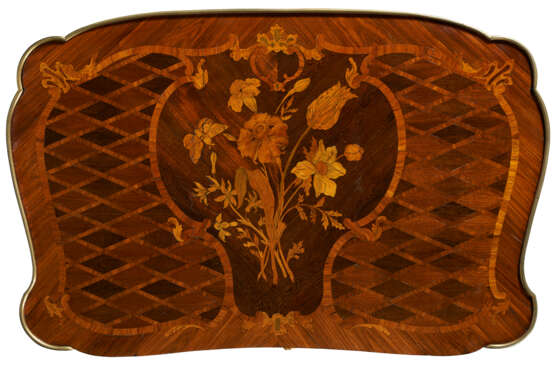 A LOUIS XV ORMOLU-MOUNTED TULIPWOOD, KINGWOOD, AMARANTH AND MARQUETRY TABLE A ECRIRE - photo 8