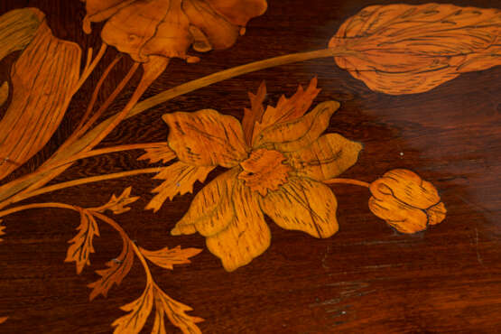 A LOUIS XV ORMOLU-MOUNTED TULIPWOOD, KINGWOOD, AMARANTH AND MARQUETRY TABLE A ECRIRE - photo 9