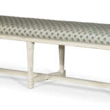 A ROYAL LOUIS XVI WHITE-PAINTED BEECHWOOD BANQUETTE - Foto 1