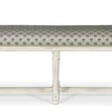 A ROYAL LOUIS XVI WHITE-PAINTED BEECHWOOD BANQUETTE - Foto 2
