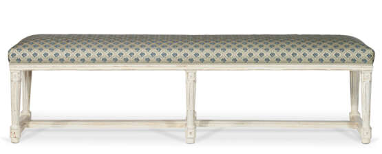 A ROYAL LOUIS XVI WHITE-PAINTED BEECHWOOD BANQUETTE - Foto 2