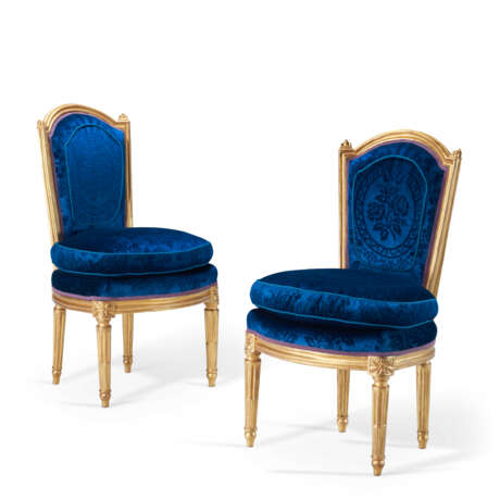 A PAIR OF LOUIS XVI GILTWOOD CHAISES - фото 1
