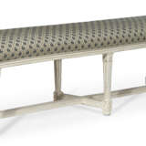 A ROYAL LOUIS XVI WHITE-PAINTED BEECHWOOD BANQUETTE - Foto 4