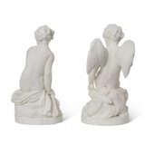 A PAIR OF SEVRES BISCUIT PORCELAIN FIGURES OF CUPID AND PSYCHE - Foto 4