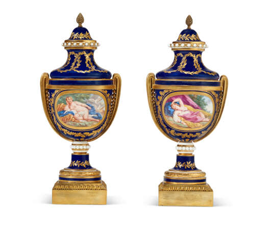 A PAIR OF ORMOLU-MOUNTED SEVRES PORCELAIN 'BLEU NOUVEAU' VASES (VASES CHAPELET) AND TWO COVERS - photo 2