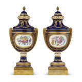 A PAIR OF ORMOLU-MOUNTED SEVRES PORCELAIN 'BLEU NOUVEAU' VASES (VASES CHAPELET) AND TWO COVERS - фото 5