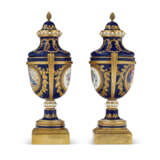 A PAIR OF ORMOLU-MOUNTED SEVRES PORCELAIN 'BLEU NOUVEAU' VASES (VASES CHAPELET) AND TWO COVERS - Foto 6