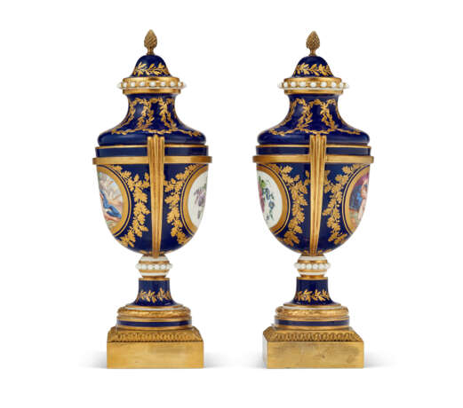 A PAIR OF ORMOLU-MOUNTED SEVRES PORCELAIN 'BLEU NOUVEAU' VASES (VASES CHAPELET) AND TWO COVERS - Foto 6