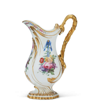 AN ORMOLU-MOUNTED SEVRES EWER (POT À L'EAU À LA ROMAINE À ORNEMENTS) - фото 1