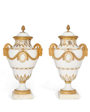 A PAIR OF ORMOLU AND MARBLE MOUNTED PARIS (COMTE D'ARTOIS) PORCELAIN GILT-WHITE VASES AND TWO COVERS - фото 1