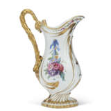 AN ORMOLU-MOUNTED SEVRES EWER (POT À L'EAU À LA ROMAINE À ORNEMENTS) - фото 3