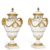 A PAIR OF ORMOLU AND MARBLE MOUNTED PARIS (COMTE D'ARTOIS) PORCELAIN GILT-WHITE VASES AND TWO COVERS - фото 2