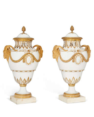 A PAIR OF ORMOLU AND MARBLE MOUNTED PARIS (COMTE D'ARTOIS) PORCELAIN GILT-WHITE VASES AND TWO COVERS - фото 2