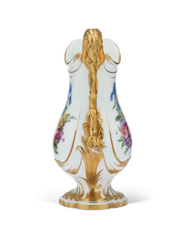 AN ORMOLU-MOUNTED SEVRES EWER (POT À L'EAU À LA ROMAINE À ORNEMENTS) - photo 4