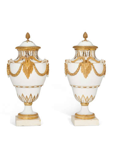 A PAIR OF ORMOLU AND MARBLE MOUNTED PARIS (COMTE D'ARTOIS) PORCELAIN GILT-WHITE VASES AND TWO COVERS - photo 3