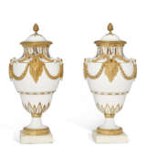 A PAIR OF ORMOLU AND MARBLE MOUNTED PARIS (COMTE D'ARTOIS) PORCELAIN GILT-WHITE VASES AND TWO COVERS - photo 3