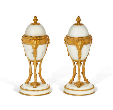 A PAIR OF LOUIS XVI ORMOLU AND WHITE MARBLE CASSOLETTES - фото 1