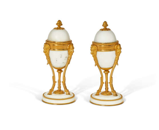 A PAIR OF LOUIS XVI ORMOLU AND WHITE MARBLE CASSOLETTES - Foto 2