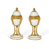 A PAIR OF LOUIS XVI ORMOLU AND WHITE MARBLE CASSOLETTES - Foto 2