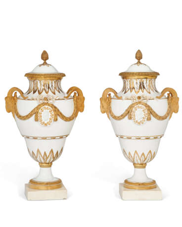 A PAIR OF ORMOLU AND MARBLE MOUNTED PARIS (COMTE D'ARTOIS) PORCELAIN GILT-WHITE VASES AND TWO COVERS - фото 4