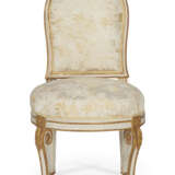 A NEAR PAIR OF LOUIS XVI WHITE-PAINTED AND PARCEL-GILT CHAISES - Foto 3