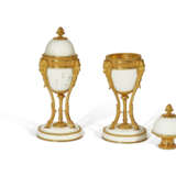 A PAIR OF LOUIS XVI ORMOLU AND WHITE MARBLE CASSOLETTES - Foto 3