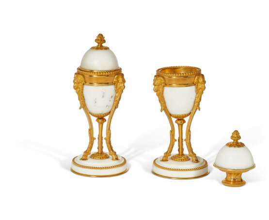 A PAIR OF LOUIS XVI ORMOLU AND WHITE MARBLE CASSOLETTES - фото 3