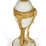 A PAIR OF LOUIS XVI ORMOLU AND WHITE MARBLE CASSOLETTES - Foto 4