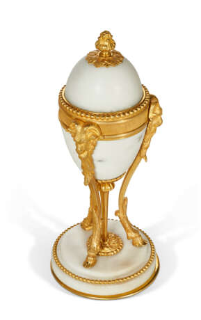 A PAIR OF LOUIS XVI ORMOLU AND WHITE MARBLE CASSOLETTES - photo 4