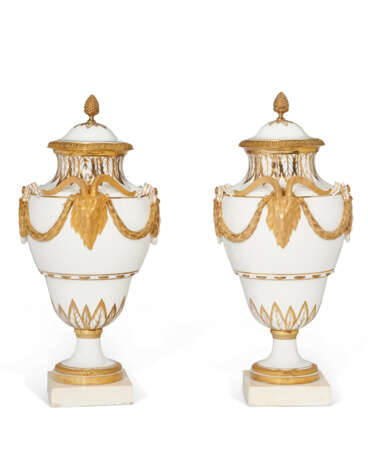 A PAIR OF ORMOLU AND MARBLE MOUNTED PARIS (COMTE D'ARTOIS) PORCELAIN GILT-WHITE VASES AND TWO COVERS - photo 5