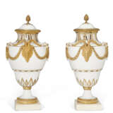 A PAIR OF ORMOLU AND MARBLE MOUNTED PARIS (COMTE D'ARTOIS) PORCELAIN GILT-WHITE VASES AND TWO COVERS - фото 5