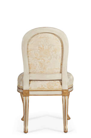 A NEAR PAIR OF LOUIS XVI WHITE-PAINTED AND PARCEL-GILT CHAISES - Foto 5