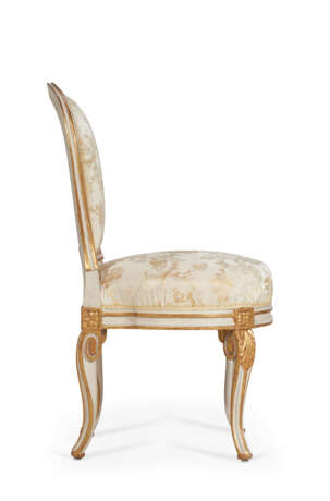 A NEAR PAIR OF LOUIS XVI WHITE-PAINTED AND PARCEL-GILT CHAISES - Foto 6