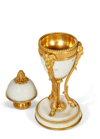 A PAIR OF LOUIS XVI ORMOLU AND WHITE MARBLE CASSOLETTES - Foto 5
