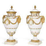 A PAIR OF ORMOLU AND MARBLE MOUNTED PARIS (COMTE D'ARTOIS) PORCELAIN GILT-WHITE VASES AND TWO COVERS - фото 6
